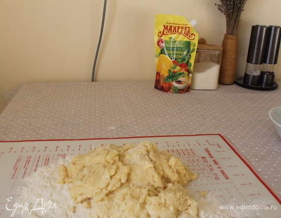 Перекладываем тесто на стол, далее вымешиваем чистыми сухими руками на столе. Вмешать оставшуюся муку.