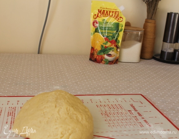 Тесто должно получиться эластичным и нелипнущим к рукам. Скатываем шар.