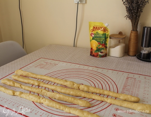 Из каждой части скатываем тонкую колбаску.