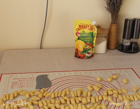 Каждую колбаску из теста режем на маленькие кусочки. Совет: лучше это делать силиконовым ножом для нарезки теста — не повреждается поверхность стола/коврика, да и просто это очень удобно.