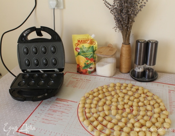 Разогреваем орешницу или мультипекарь с панелью «Орешки». Я пеку в мультипекаре.