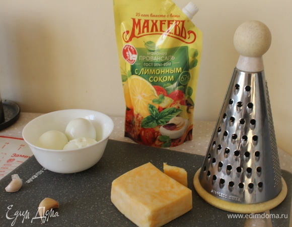 Готовим начинку для орешков. Натираем на мелкой терке яйца отварные и очищенные, твердый сыр, добавляем мелко нарезанный укроп, выдавливаем пару зубчиков чеснока, солим, перчим по вкусу. Заправляем майонезом ТМ «Махеевъ» по вкусу (у меня ушло примерно 3 ст. л.).