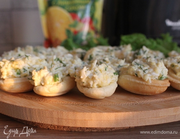Охлажденные скорлупки, половинки орешков, начиняем нашей сырной начинкой, выкладываем на блюдо, украшаем. Красивая интересная замена привычным тарталеткам готова! Приятного аппетита!