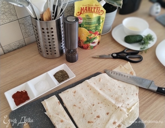 Нарезать лаваш на полоски, затем — на квадратики. Форма может быть любой, произвольной. Совет: можно резать на доске острым большим ножом, можно ножницами.