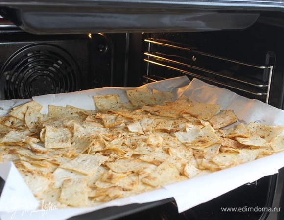 Отправляем в разогретую до 190°C духовку хорошо подсушиться. Время зависит от вашей духовки — в среднем 5–7 минут, но нужно смотреть и следить, чтобы не пригорели.
