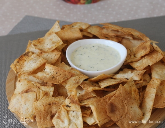 Достаем из духовки. Выкладываем на блюдо и подаем с соусом. Для соуса нужно смешать майонез «Провансаль» с лимонным соком ТМ «Махеевъ», сметану, измельченный укроп, мелко натертый на терке очищенный свежий маленький огурец, соль и перец по вкусу. Блюдо готово! Приятного аппетита! Приятного хруста!