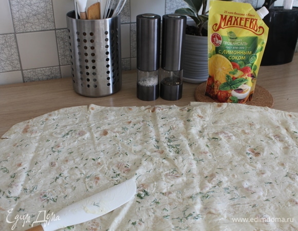 Разложить на столе лаваш, смазать одну сторону соусом. Совет: удобнее всего это делать силиконовой лопаткой.