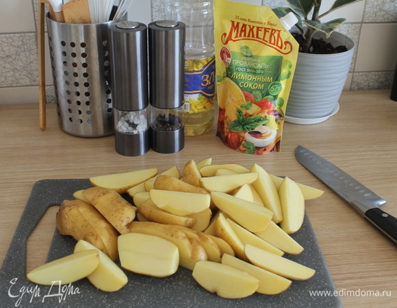 Нарезать промытый картофель в кожуре на 4 части, на продолговатые ломтики. Картофель я брала крупный. Совет: для нарезки лучше использовать большой широкий нож, удобно резать ножом сантоку.