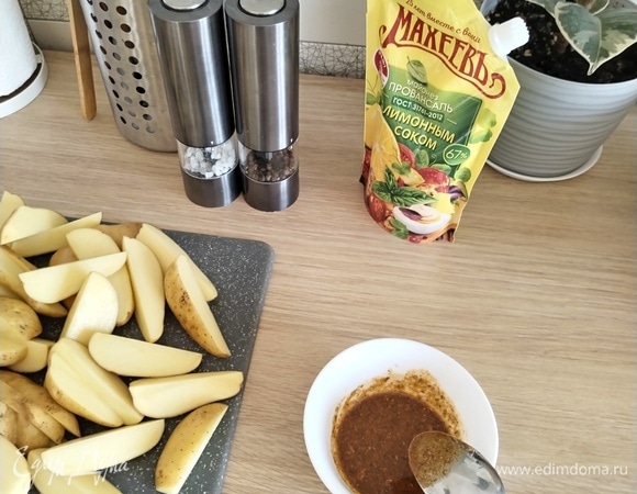 Смешать подсолнечное рафинированное масло и специи (я использовала прованские травы, паприку, сушеный чеснок). Посолить и поперчить по вкусу. Совет: специи можно использовать любые по вкусу.