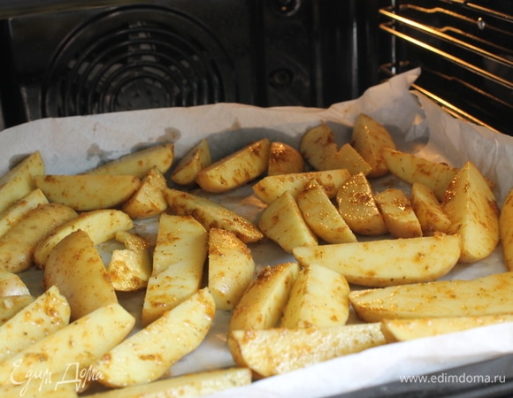 Разогреть духовку до 200°C. Отправить картофель на противне в духовку на 35–40 минут. Совет: следить за степенью готовности картофеля, время ориентировочно указано, все зависит от вашей духовки (у меня электрическая).