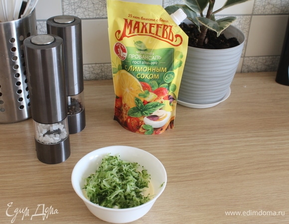 Во время приготовления картофеля приготовить соус. Для соуса смешиваем майонез ТМ «Махевъ» (я люблю «Провансаль» с лимонным соком), сметану, натертый на мелкой терке свежий огурец, соль, перец, можно добавить несколько зубчиков чеснока и зелень по желанию.