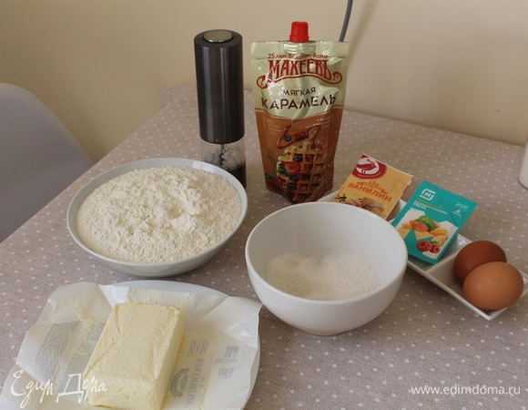 Подготовить продукты. Просеять муку, добавить в нее сразу 1 ч. л. разрыхлителя для теста. Сливочное масло оставить при комнатной температуре, оно должно быть мягким. Яйца комнатной температуры.