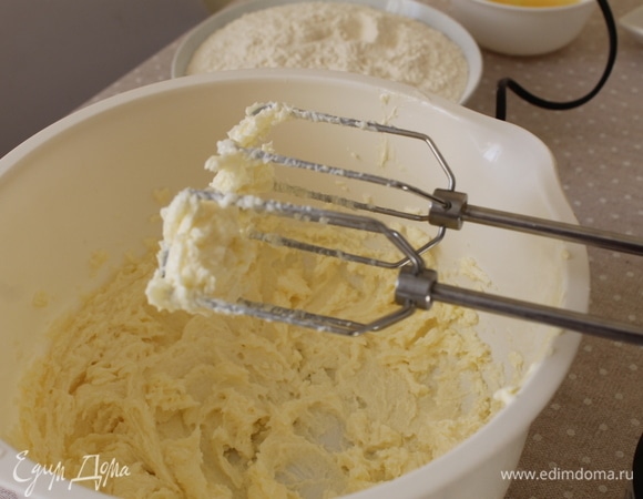 Взбить миксером на средней скорости сливочное масло и сахар, щепотку соли, 1 пакетик ванилина до однородности.