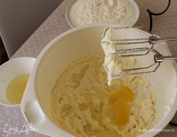 По одному добавлять яйца и вмешивать их миксером.
