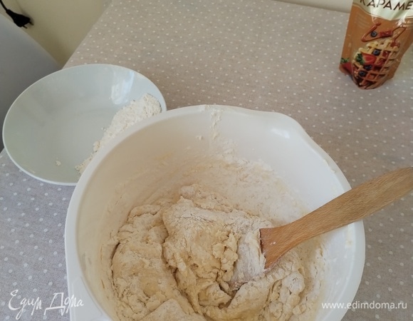Муку вмешивать сначала в миске лопаткой. Совет: использовать деревянную лопатку.