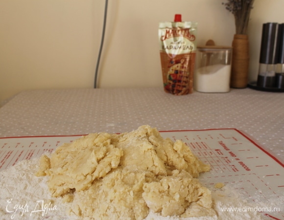 Затем вмешивать муку на силиконовом коврике или на столе руками. Вмешать всю муку. Совет: слишком долго вымешивать тесто не нужно.