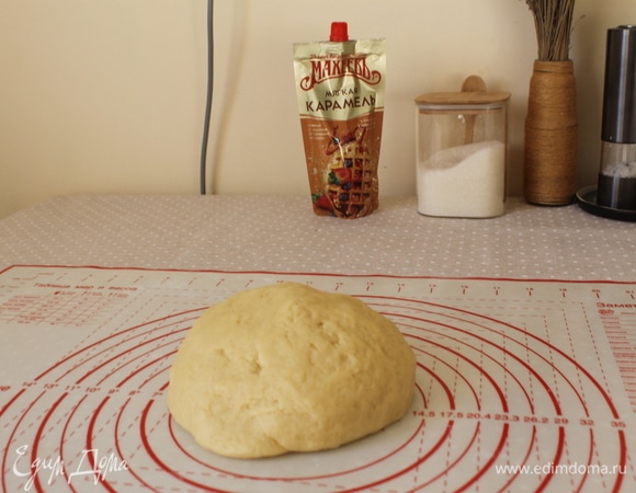 Тесто получается мягкое, эластичное, не должно липнуть к рукам. Скатать в шар.