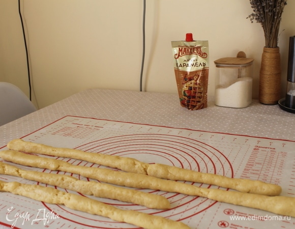 Скатать колбаски.