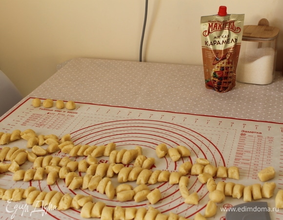 Нарезать на маленькие кусочки.