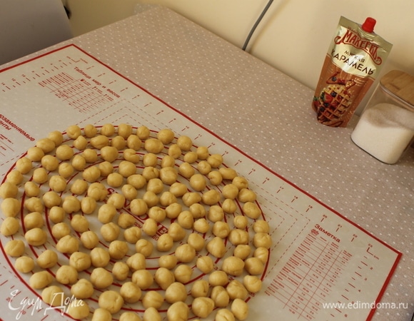 Скатать шарики из каждой части. Вес каждого шарика у меня 7–8 г (ориентируйтесь на свой прибор, сколько теста необходимо вам). Я леплю сразу все шарики, они выпекаются очень быстро.