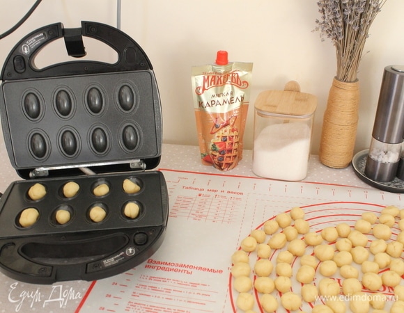 Раскладываем шарики по формам. Выпекаем до золотистого цвета (у меня около 2,5 минут).