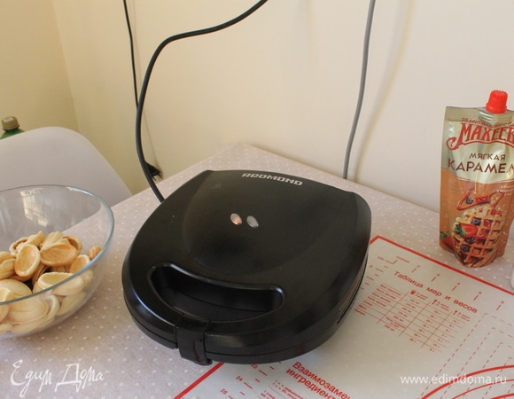 Выпекаем все скорлупки. Перекладываем в миску, остужаем. Совет: если края у скорлупок получаются неровные (положили много теста), то можно срезать остатки лишние ножницами кухонными. Эти обрезки теста можно добавить в нашу начинку.