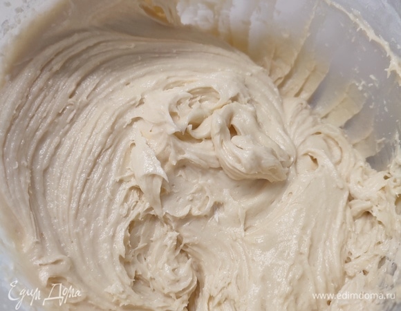 Мягкое сливочное масло взбить с сахаром в пышную пену. Добавить сметану, перемешать. Добавлять по одному яйцу и после каждого хорошо взбивать. Всыпать в тесто разрыхлитель и муку, перемешать до однородности.