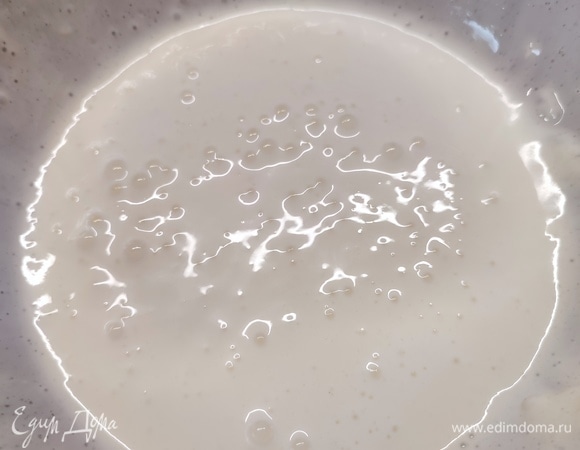 Сметану взбить с сахаром, пока он не растворится.