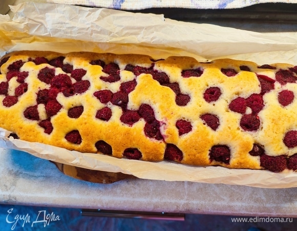 Готовый пирог достать из духовки, дать немного остыть. Потом сверху выложить сметанный крем и оставить при комнатной температуре до полного остывания. После убрать в холодильник до застывания крема.