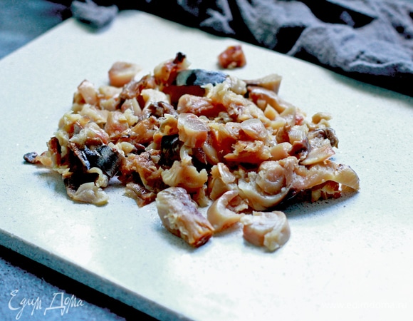 Скумбрию разделать, вынуть кости, снять кожу, нарезать и выложить в чашу винтового блендера. С лимона снять цедру, выдавить немного сока, зелень измельчить.