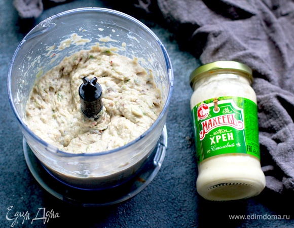 В блендер добавить цедру, сок, творожный сыр, хрен ТМ «Махеевъ» и зелень. Взбить массу в гладкий паштет.