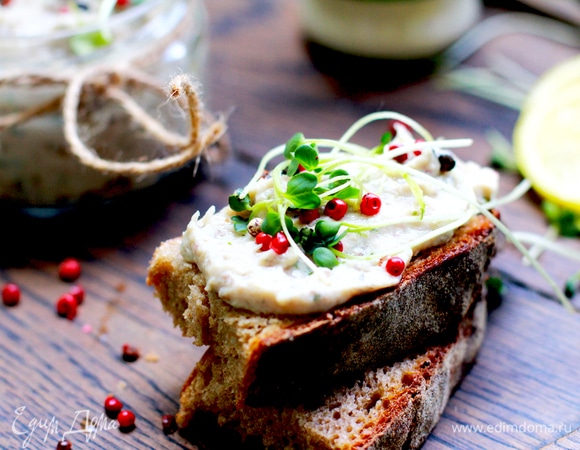 Подавать на подсушенном хлебе, посыпать розовым перцем и микрозеленью.