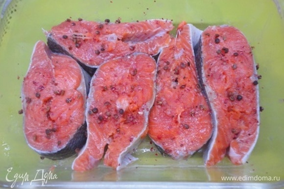 Кусочки рыбы посолите, посыпьте розовым перцем. Оставьте на 30 минут.