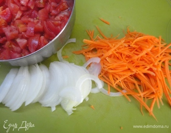Лук и морковь нашинковать. Помидоры очистить от кожицы и нарезать кубиками.
