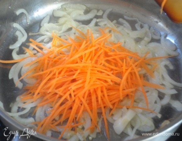 В сотейнике разогрейте растительное и сливочное масло и обжарьте лук до прозрачности. Добавьте морковь, перемешайте и потушите пару минут.