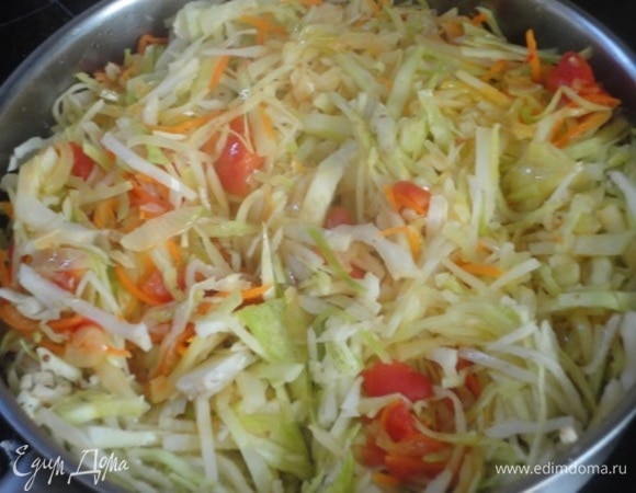 Добавьте помидоры, посолите, посыпьте мукой. Добавьте капусту, перемешайте и тушите под крышкой на слабом огне 15 минут.