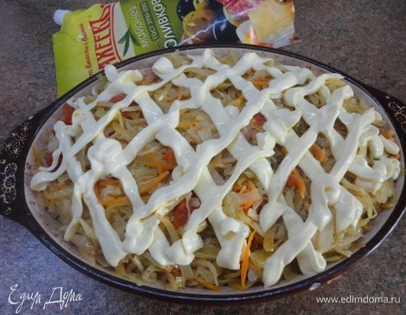 Накройте рыбу оставшимися овощами и нанесите сетку (или намажьте) из майонеза. Запекайте в духовке при 200°C 15 минут.