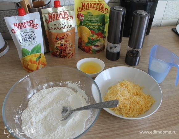 В миске смешать муку и кукурузный крахмал, чтобы получилась однородная смесь.