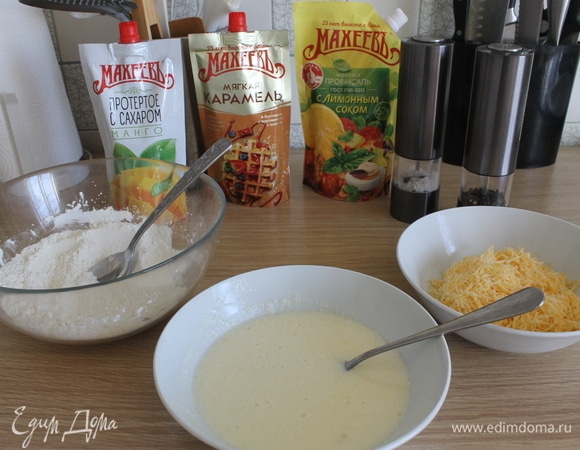 В отдельной тарелке взбить вилкой яйцо и йогурт до однородной консистенции.