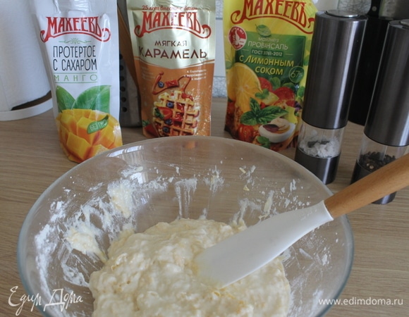 Перемешиваем силиконовой лопаткой. Должно получиться густое тесто. На этом этапе можно добавить дополнительные ингредиенты. Совет: в качестве дополнительных добавок для сладких вафель можно добавить кусочки мелко нарубленных сухофруктов или цукатов, а для соленых вафель можно использовать специи, сушеную либо свежую зелень укропа, базилик, прованские травы, черный перец. Еще раз все тщательно перемешать.