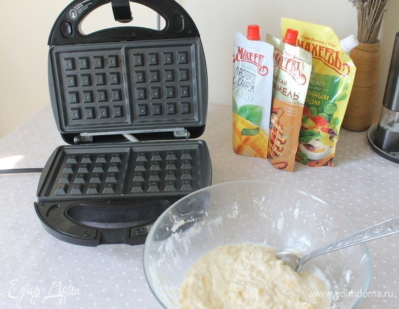 Включить и разогреть с закрытой крышкой вафельницу или мультипекарь, установив панель «Венские вафли». Когда разогреются панели, выкладываем сырное тесто с помощью ложки (я кладу 1 ст. л. с горкой теста).