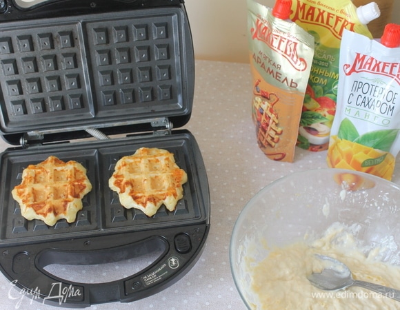 Выпекать вафли до золотистого цвета. Время выпекания зависит от вашего прибора, у меня уходит на выпекание около 5–6 минут.