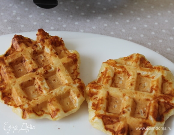 Вафли должны быть с красивой румяной корочкой. Из этого количества ингредиентов получается 6 вафель.
