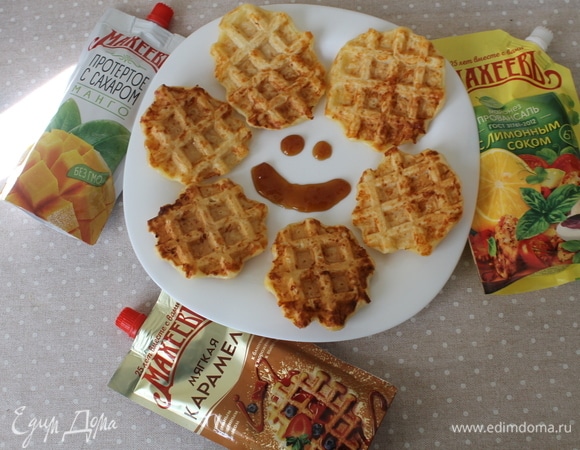 Вафли готовы! Подаем на стол, а сверху украшаем топингом «Мягкая карамель» ТМ «Махеевъ». Сладкие добавки отлично сочетаются с сырным вкусом вафель, и понравится данное сочетание любителям изысканных и интересных сочетаний вкусов!