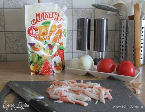 Нарезать крабовые палочки соломкой.