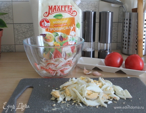 Нарезать соломкой отварные яйца.