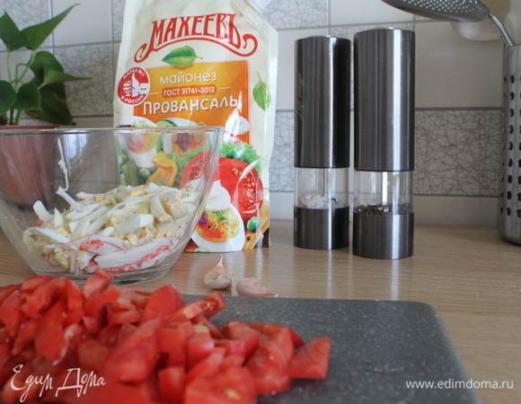 Нарезать соломкой свежие помидоры.