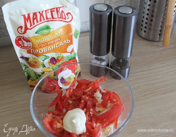 Яйца, помидоры, крабовые палочки в салатнике смешать, выдавить чеснок, добавить соль и перец черный молотый по вкусу, заправить майонезом «Провансаль» ТМ «Махеевъ» и перемешать.