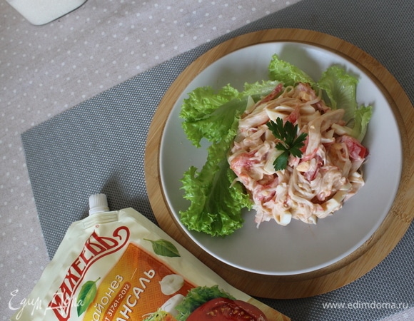 Раскладываем салат по тарелкам порционно, украшаем по своему желанию.