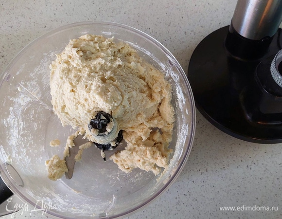 К перетертому тесту добавляем воду, продолжаем мешать.